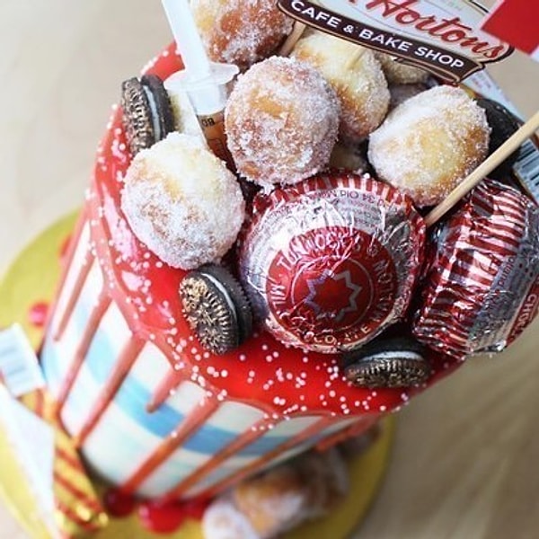 4. Этот торт был сделан в честь открытия нового места канадской сети кафе Tim Horton.