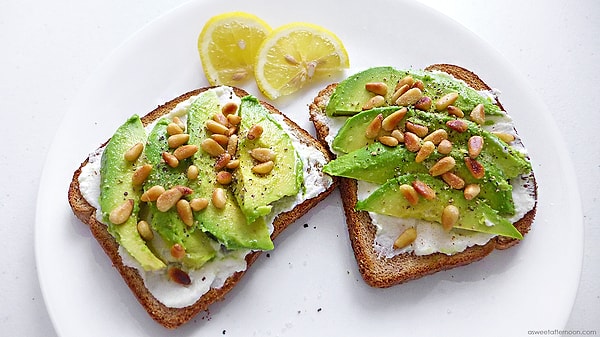 1. Сэндвич с авокадо и кедровыми орешками
