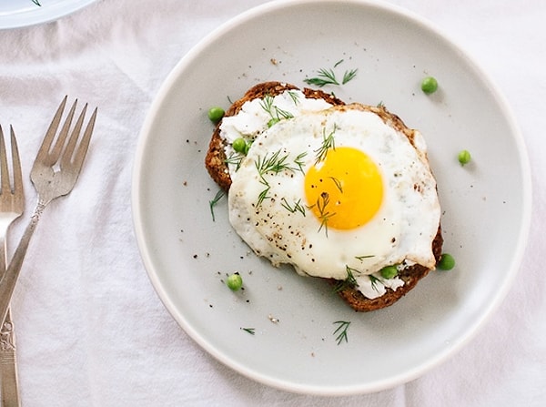 2. Тост с яйцом и зеленым горошком