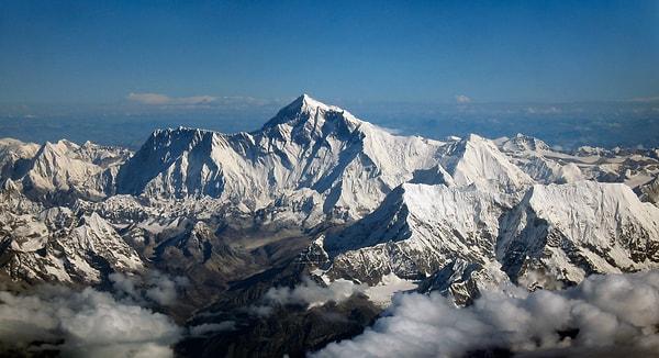 4. Dünya'da bulunan en yüksek dağ Everest: 8.9 km