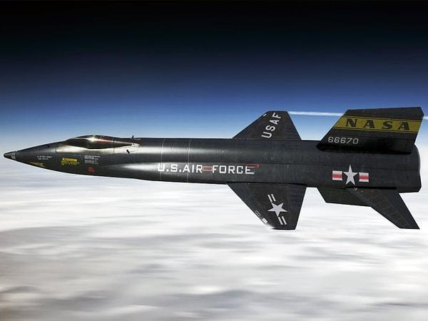 7. Dünyanın en hızlı insanlı hava yolculuğunu yapan X-15 uçak: 7,274 km/s