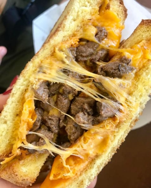 2. Bu filet mignon'lu peynirli tost.