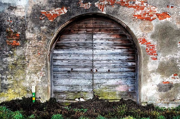 7. Представьте: вы поднялись с колен, повернулись, и внезапно перед вами предстала дверь. Куда бы вы хотели, чтобы она вела?