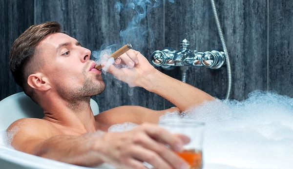 7. Может быть, вы любите побаловаться в ванной алкоголем?