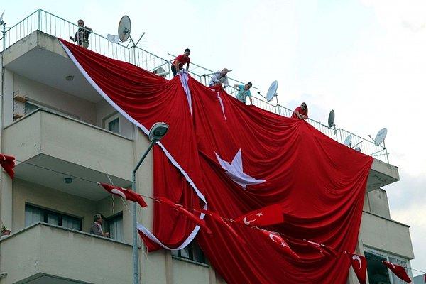 Sokağın girişindeki bir binaya ise 6 kişinin yardımıyla dev Türk bayrağı asıldı.