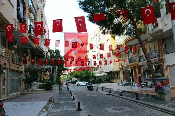 Mahallede evi ve iş yeri bulunan vatandaşlar, 23 Nisan'a sayılı günler kala Yazgan'ın girişimleriyle sokakları, yüzlerce Türk bayrağı ve Atatürk posteriyle donattı.