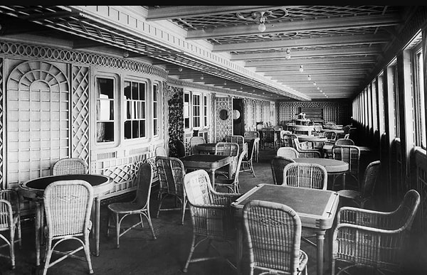 8. Отель Café Parisien с плетенной мебелью, расположенный прямо за рестораном À la Carte с потрясающим видом на океан.