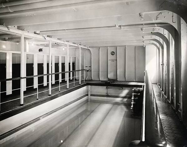 12. Бассейн расположен на средней палубе корабля.