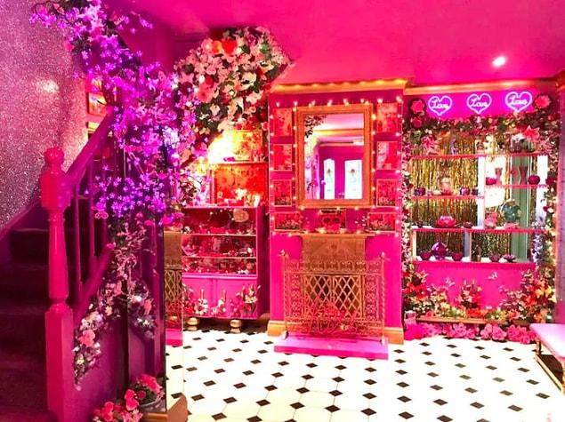 Now, maybe you're thinking, "A pink house? Come on, give me something to CHEW ON." Well lucky for you, the interior of the house DELIVERS. For instance, here's the entryway that greets you the second you walk through the Pepto-pink door.