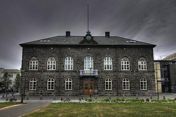 15. İzlanda parlamentosu 930 yılında kuruldu ve halen aktif. Burası dünyanın en eski parlamentosu.