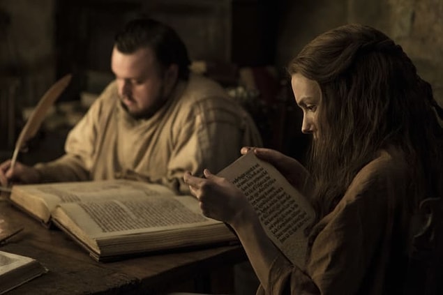4. Sam ve Gilly muhtemelen Citadel'de buldukları birkaç kitaba göz atıyorlar.