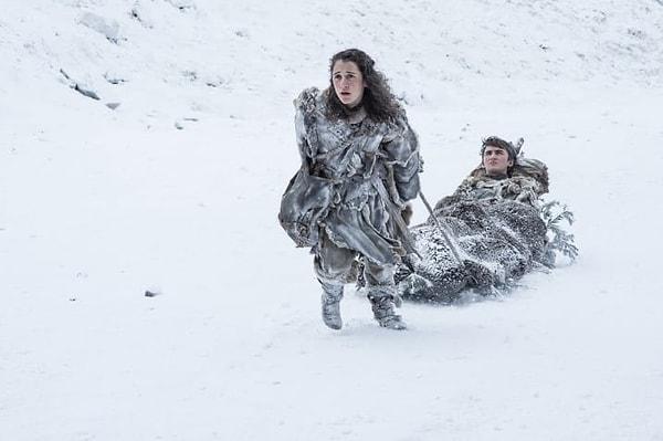 5. Bran ve Meera karların içinde güçlükle ilerliyor.