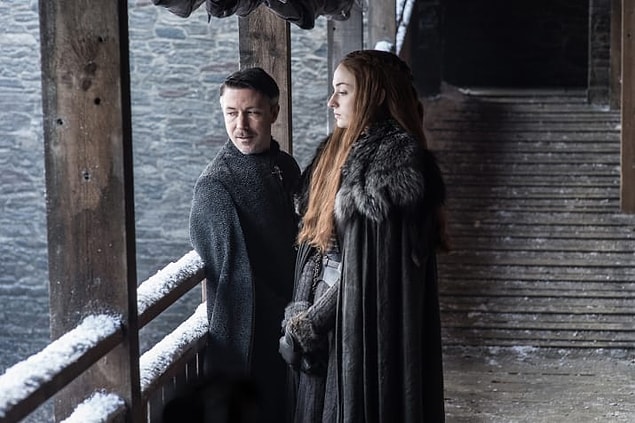 7. Sansa ve Littlefinger Kuzeyin başkenti Winterfell'e dalıp giderken.
