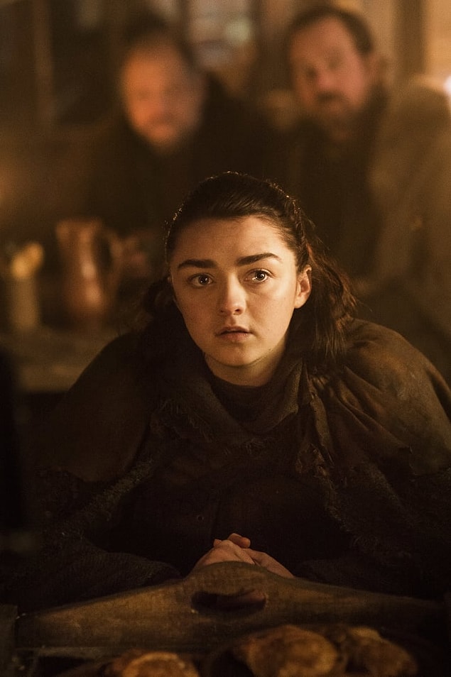 10. Arya pub benzeri bir mekanda oturuyor.