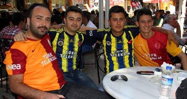 4. Yine Galatasaraylı ve Fenerbahçeli taraftarlar omuz omuza vererek hakemlerin Beşiktaş'ı kolladığını iddia eder ve TFF'yi protesto eder.