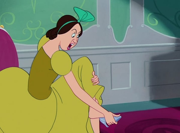 8. На этой ноте, почему Принц заставил слуг примерять туфельку КАЖДОЙ девушке во всем королевстве? Описание черт лица или упоминание, что она блондинка значительно облегчили бы поиск.