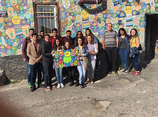 Evin Duvarlarını Tuvale Dönüştüren Engelli Ressamın Çalışmalarını Bez Çantalara Basan Güzel İnsanlar