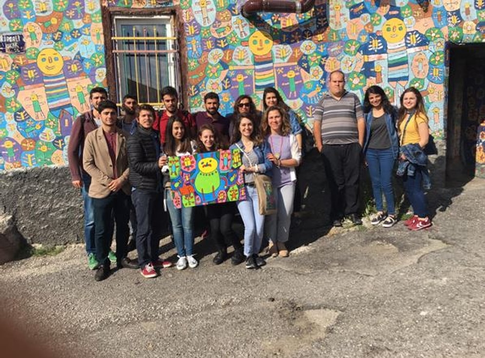 Evin Duvarlarını Tuvale Dönüştüren Engelli Ressamın Çalışmalarını Bez Çantalara Basan Güzel İnsanlar