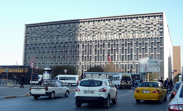 Yıllardır Boş Olan AKM'de 58 Kişi Çalışıyor: 'Sabahtan Akşama Kadar Oturuyoruz'