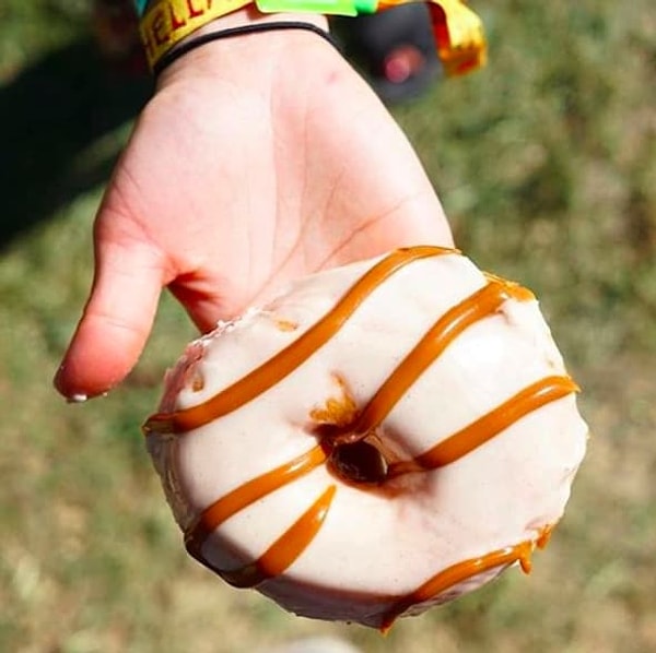 5. Донат с кремом и карамелью