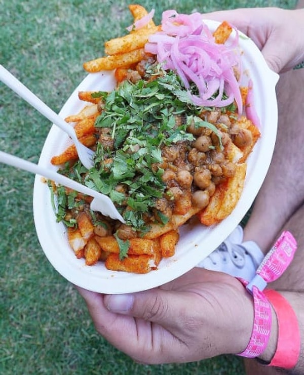 16. Блюдо из сырных палочек, картофеля фри и нута с зеленью