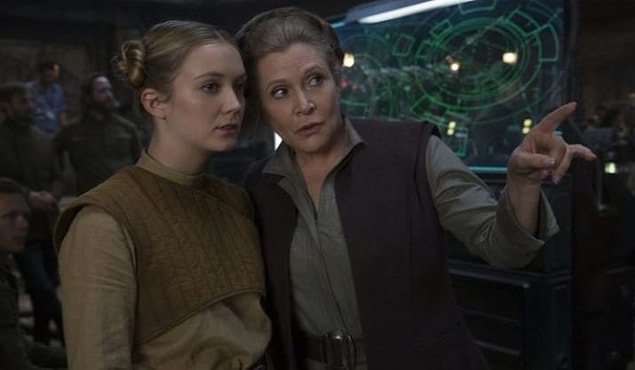 26. Carrie Fisher'ın kızı Billie Lourd, ekranlara ilk çıkışını "Güç Uyanıyor"la yaptı.