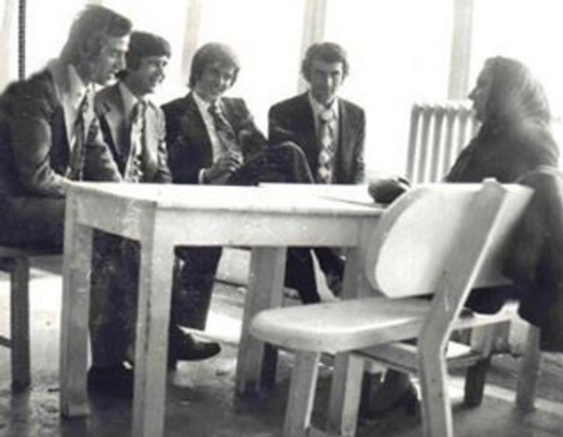 Kemal Sunal, Tarık Akan, Halit Akçatepe, Dilaver Gür ve Adile Naşit Hababam Sınıfı setinde (1975)