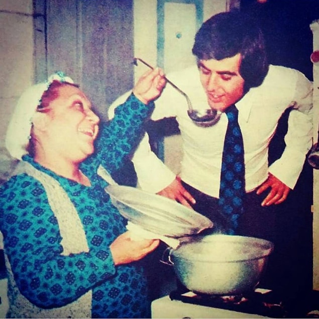 1. Adile Naşit sadece filmlerde değil sette de çocuklarıymış gibi ilgileniyormuş anlaşılan. 😊