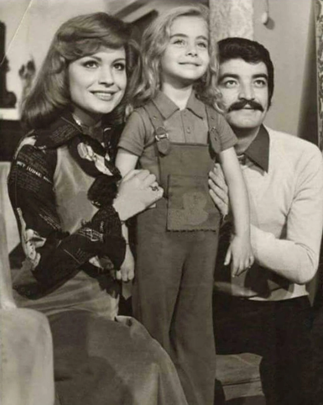 Meral Zeren, Çiçek Dilligil ve Bülent Kayabaş Minik Cadı filminde (1975).