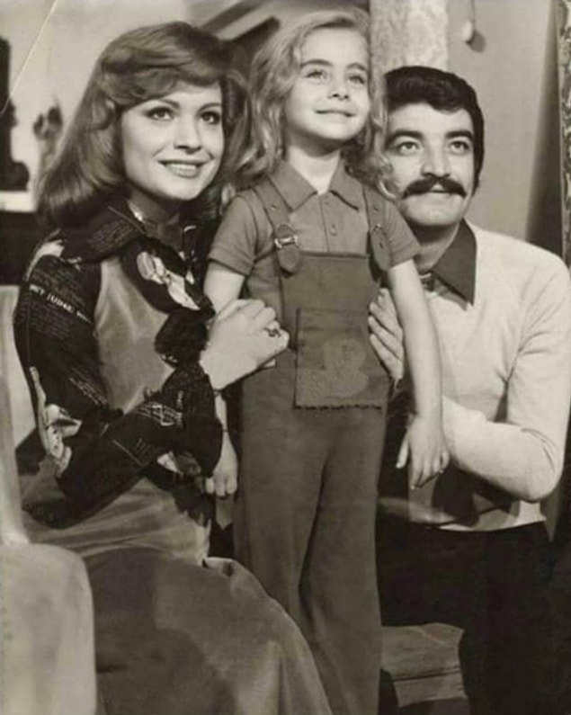 5. Meral Zeren, Çiçek Dilligil ve Bülent Kayabaş Minik Cadı filminde (1975).