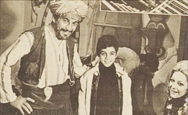 2. Sadri Alışık, Kerem Alışık ve Çolpan İlhan ailesi Ali Baba ve Kırk Haramiler film setinde (1971).