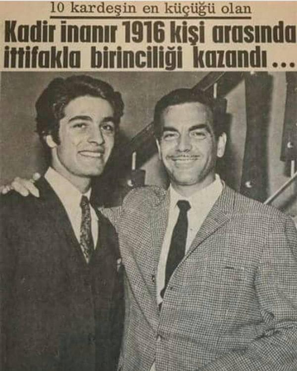 15. Kadir İnanır birinci olduğu Saklambaç gazetesi fotoroman yarışmasında, Jüri Üyesi Ayhan Işık ile (1968).