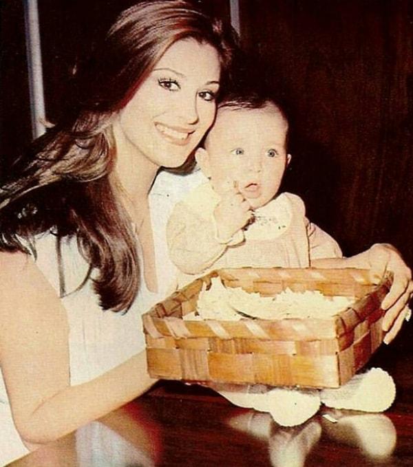 16. Gülşen Bubikoğlu, kızı Zeynep ile (1978).