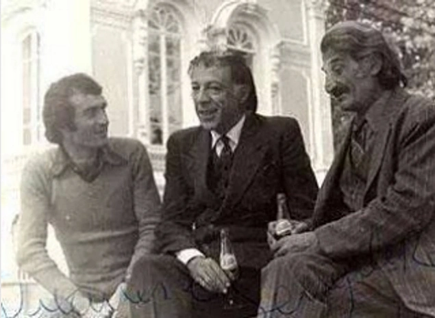 Dilaver Gür, Münir Özkul ve Hakkı Karadayı Hababam Sınıfı setinde (1975).