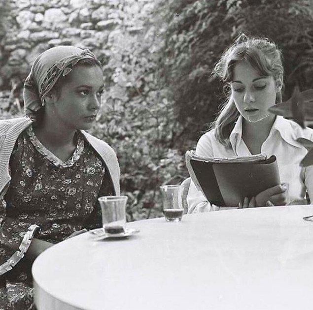 22. Sevda Aktolga ve Itır Esen Şaban Oğlu Şaban film setinde (1977).