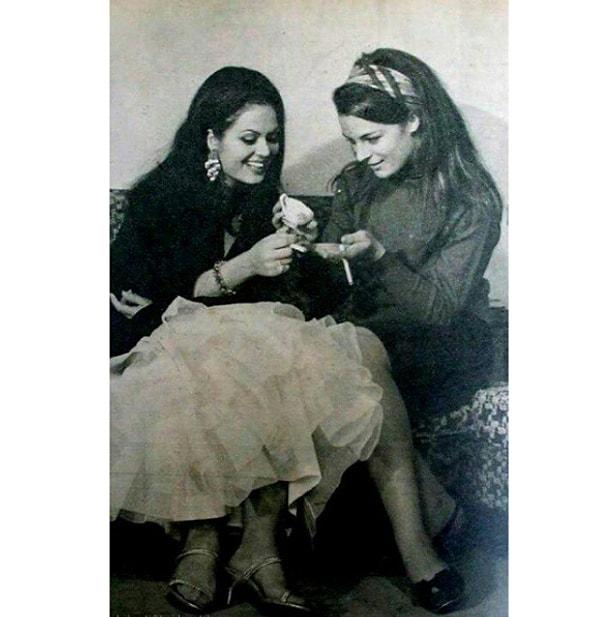 26. Türkan Şoray ve Hülya Koçyiğit birlikte rol aldıkları ilk ve tek film Genç Kızlar (1963)'ın setinde kahve falı bakarlarken.