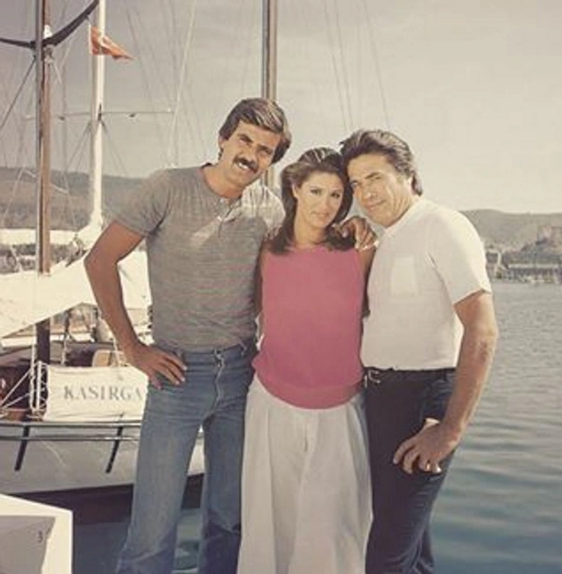 Tarık Akan, Gülşen Bubikoğlu, Cüneyt Arkın 1984 yapımı Alev Alev filminde.