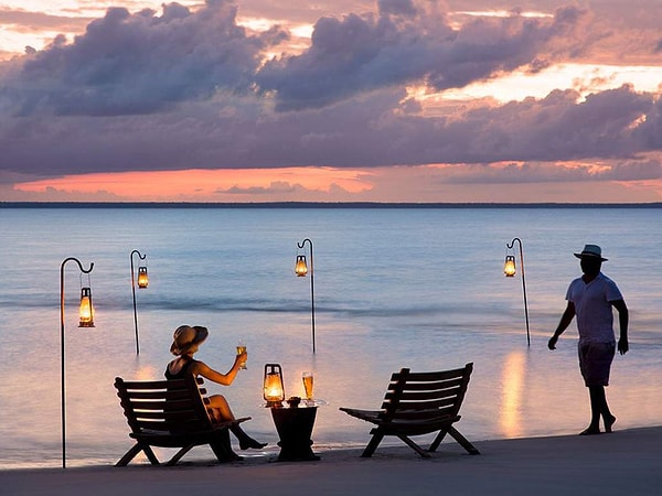 2. Он избегает романтики