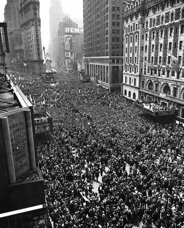 21. Times Meydanı'nda II. Dünya Savaşı'nın bitişini kutlayan iki milyon insan, 1945.
