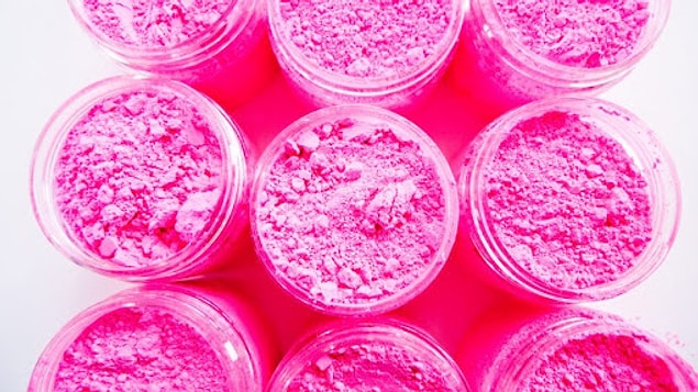 Bunların arasında dünyanın en pembe pembesi, en yeşil yeşili ve haklarını elinde tuttuğu Black 2.0 siyah pigment var.