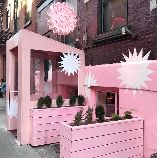 7. New York'ta bir kafe.