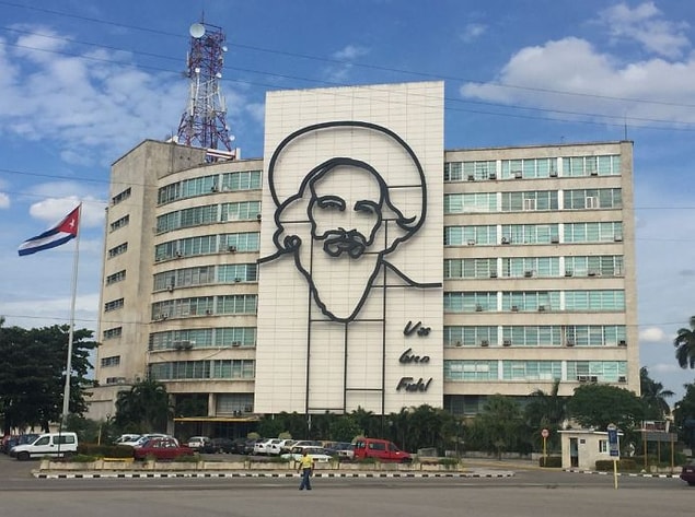 12. Arkadaki öteki yapıda ise Fidel’in kullandığı jipler, devrimde kullanılan öteki araçlar ve en önemlisi Granma teknesi içeriyor.