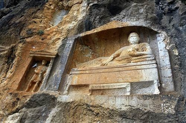 Milattan önce 3. yüzyılla milattan sonra 3. yüzyıl arası yapılmış olduğu tahmin edilen bu eşine zor rastların kabartmaların ismi Adam Kayalar.