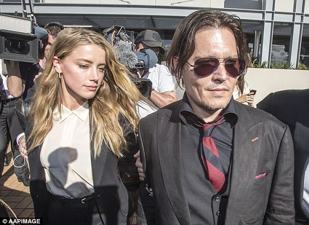 2015 yılında o dönemde evli olduğu Johnny Depp ile birlikte Avustralya'ya iki adet küçük ırk köpeklerini sokmak isterken yakalanmış ve medyanın ilgisini çekmişlerdi.