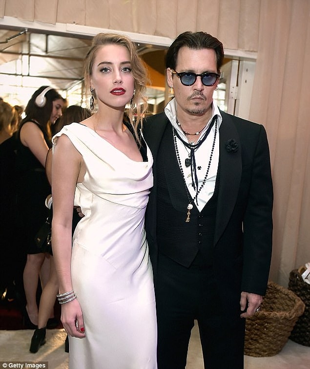 Amber ve Johnny'nin evliliği 15 aydan fazla sürmedi, çift aile içi şiddet gibi ciddi sorunlarla boşandı. Amber ise 7 milyon dolar tazminat aldı.