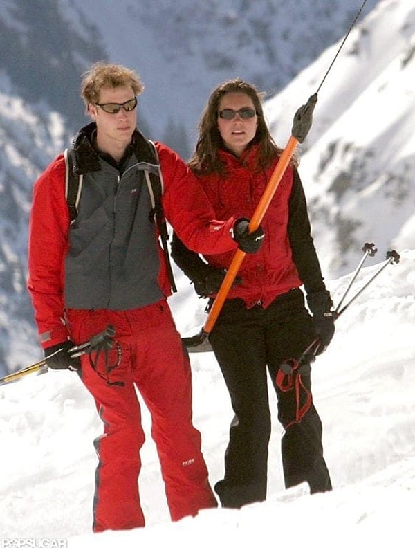 4. Однако публике стало известно об их отношениях лишь в 2004, когда папарацци засняли их на каникулах на лыжном курорте вместе.