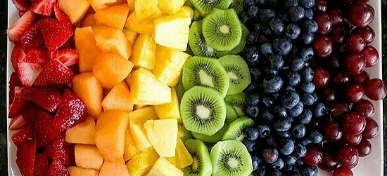 Хочешь удивить гостей? Используй эти 20 идей фруктовых нарезок