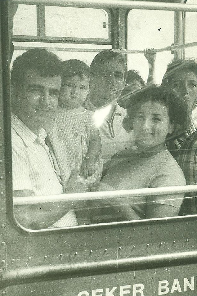 1. Ortadaki yumuk elli bebek şimdi emekliliğine gün sayıyor olsa da ailesiyle teleferikte yaşadığı bu mutlu anını hatırlar mı acaba?