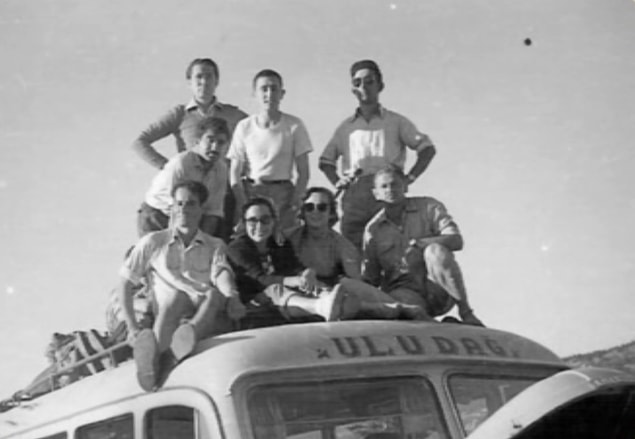 2. Fotoğraftaki gençler doluşmuş otobüse “Ver elini Uludağ, yapalım bir yaz pikniği, çekelim içimize mis gibi Uludağ havası!” diyerek yola çıkmışlar belli ki...