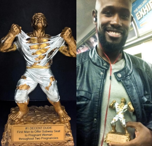 1. Этот парень уступил беременной женщине место в метро и был вознагражден этой статуэткой!